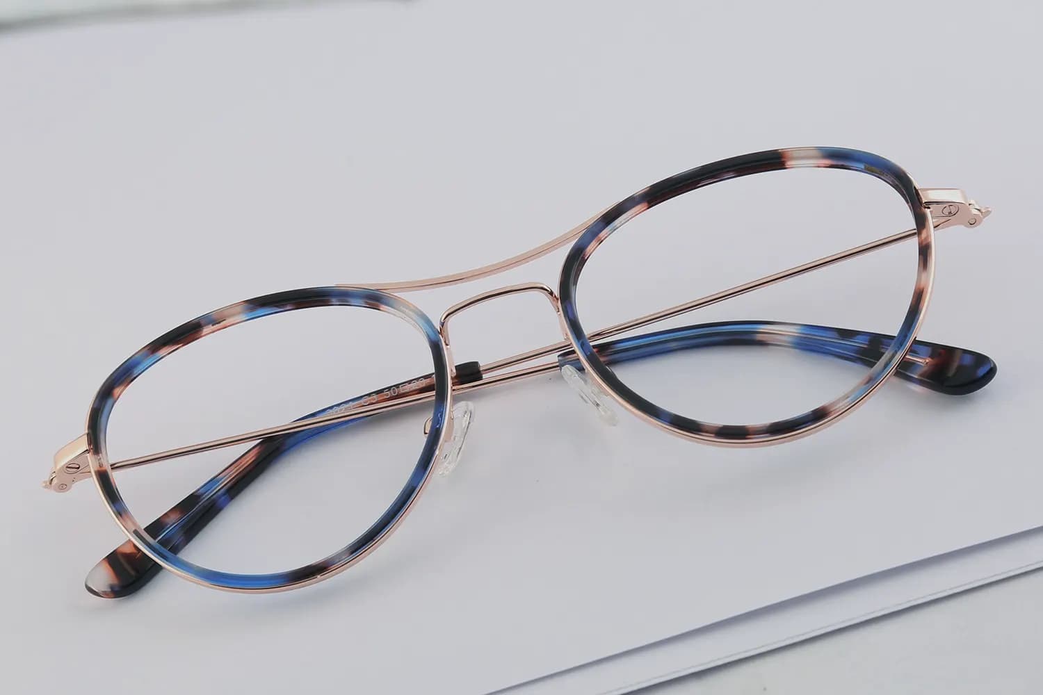 Before and after comparison of a clipping path applied to sunglasses — original image